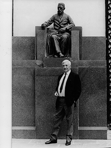 Félix Labisse à l’Académie Brésilienne à Rio de Janeiro,devant la statue de Machado de Assis