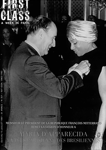 Couverture de la revue First Class (07/91), photo du moment où recevait du président François Mitterrand la plus haute congratulation française, la Légion d’Honneur en tant qu’officier des arts et des lettres